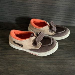 Childrens place boys shoes sz 9 EUC